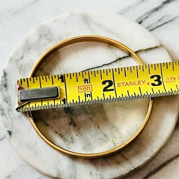 Vintage Monet Textured Metal Bangle Bracelet Gold Toned Thin Signed Retro MCM‎ - Picture 7 of 8